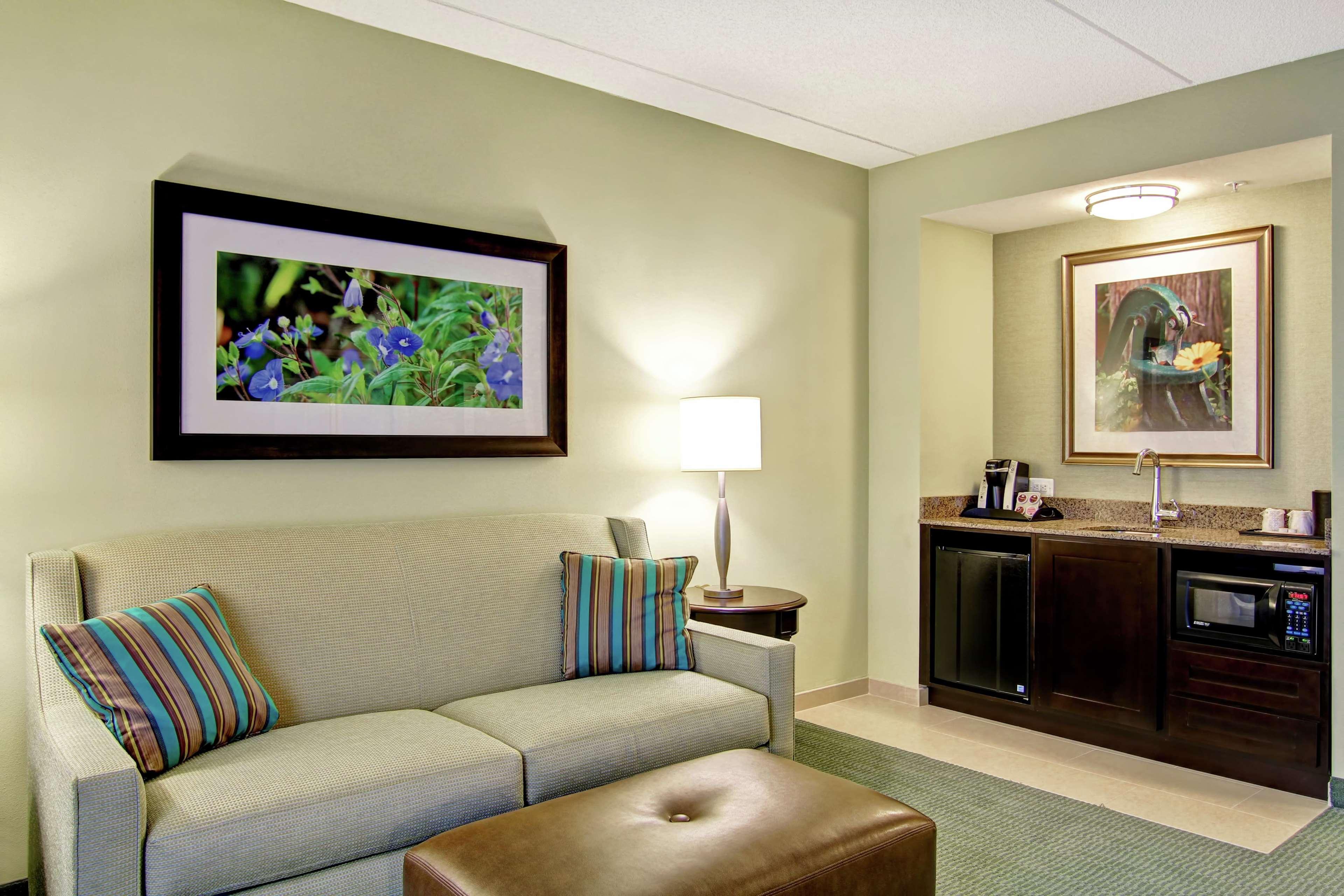Hilton Garden Inn Woodbridge Exterior photo