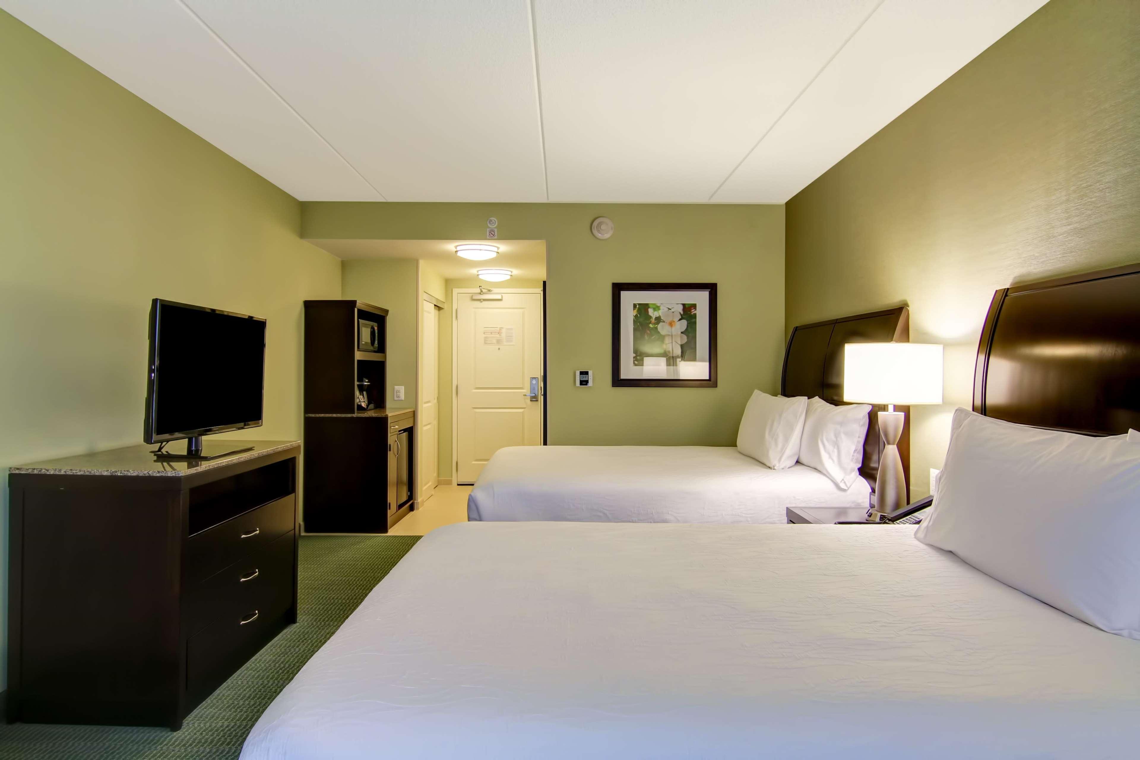 Hilton Garden Inn Woodbridge Exterior photo
