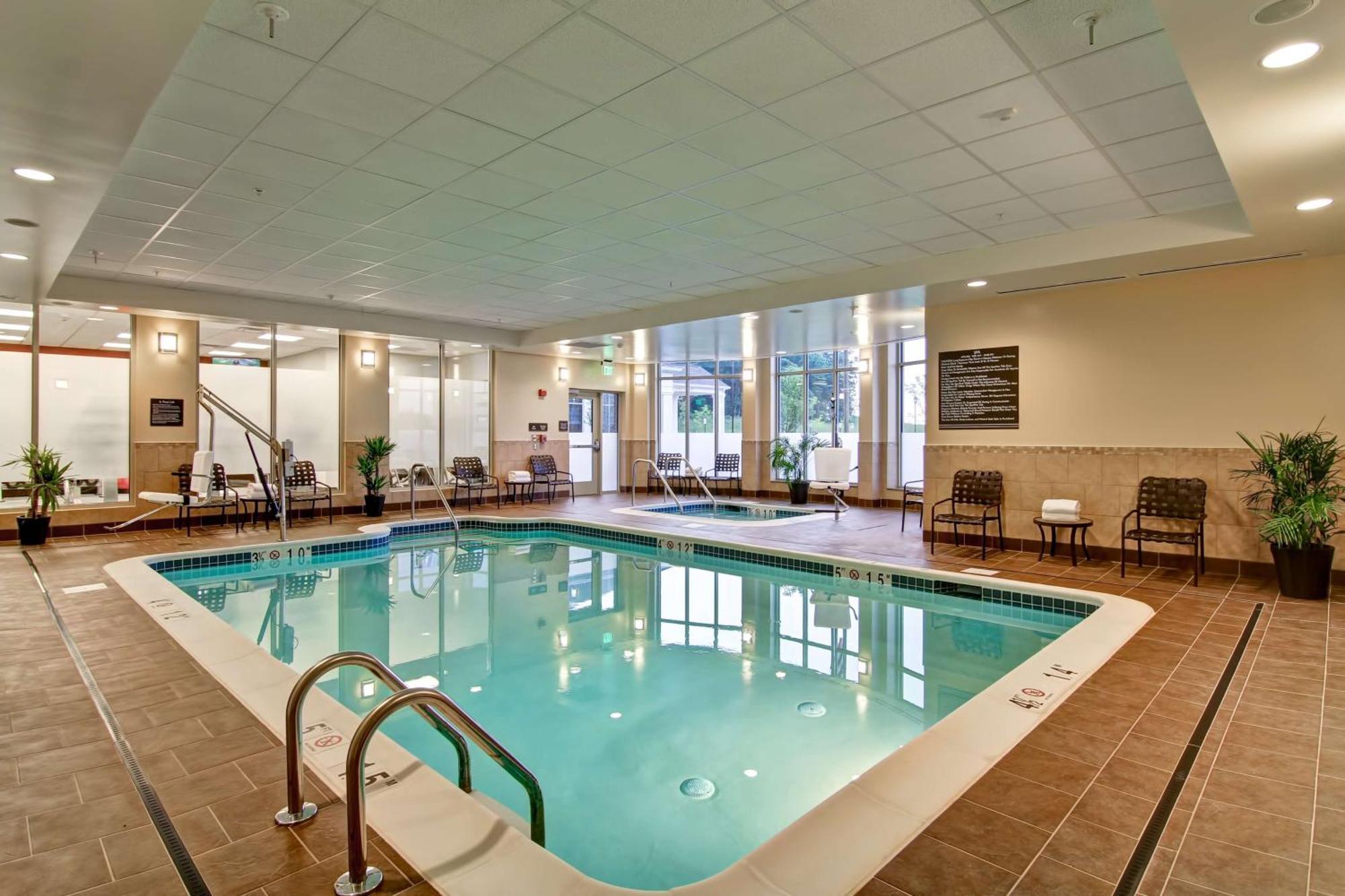 Hilton Garden Inn Woodbridge Exterior photo